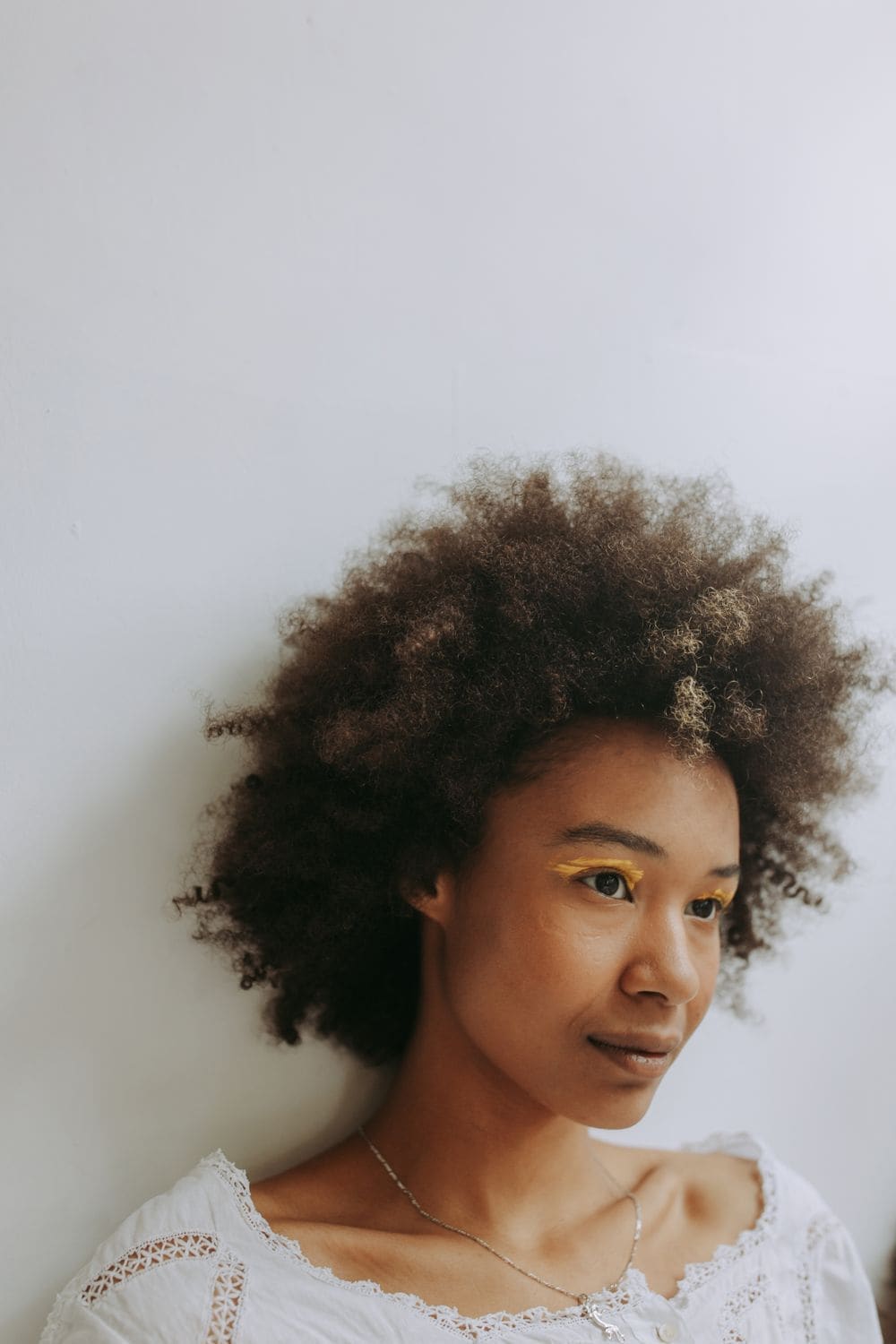 Full, natural curls shaped into a round silhouette
